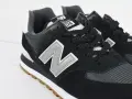 Czarne buty New Balance 574 z szarym logo "N" i gumową podeszwą. Czy Sizeer ma oryginalne buty? Tak, te wyglądają na autentyczne.