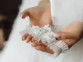 Jakie dodatki do sukni ślubnej, które uczynią Twój look niezapomnianym
