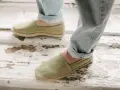 Męskie espadryle w kolorze oliwkowym, idealne do letnich stylizacji z jeansami.