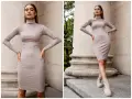Elegancka sukienka polo damska z golfem, podkreślająca sylwetkę. Modelka prezentuje ją na tle kolumny.