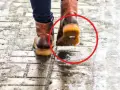 Jak zabezpieczyć buty przed poślizgiem? Na oblodzonym chodniku widać, jak można to zrobić, stosując proste metody.