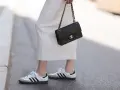 Biała sukienka, czarna torebka Chanel i najmodniejsze adidasy damskie – idealny zestaw na miejski spacer.