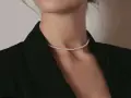 Delikatny naszyjnik z pereł, idealny do eleganckich stylizacji. Dyskretny blask podkreśla szyję.