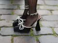 Eleganckie buty portugalskie damskie na platformie z ozdobnymi kokardkami z cyrkonii i nietypowym obcasem.