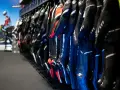 Kombinezon motocyklowy jedno czy dwuczęściowy – co wybrać dla bezpieczeństwa?