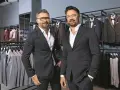 Dwóch eleganckich mężczyzn w garniturach, w sklepie z odzieżą męską. Czy to Pako Lorente czy Vistula?