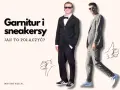 Garnitur i sneakersy: stylizacja z klasą. Dwóch mężczyzn prezentuje, jak nosić garnitur ze sportowymi butami.