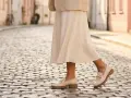 Eleganckie, beżowe mokasyny z ozdobnym złotym elementem to idealne modne buty na wiosnę.