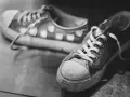 Para nada, jak zafarbować buty domowym sposobem? Te trampki czekają na odświeżenie koloru.