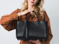 Elegancka, czarna torebka z frędzlem. Klasyka, która zawsze jest modna.