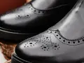 Eleganckie, czarne buty zimowe do garnituru z perforacją. Idealne na chłodne dni, gdy chcesz wyglądać stylowo.