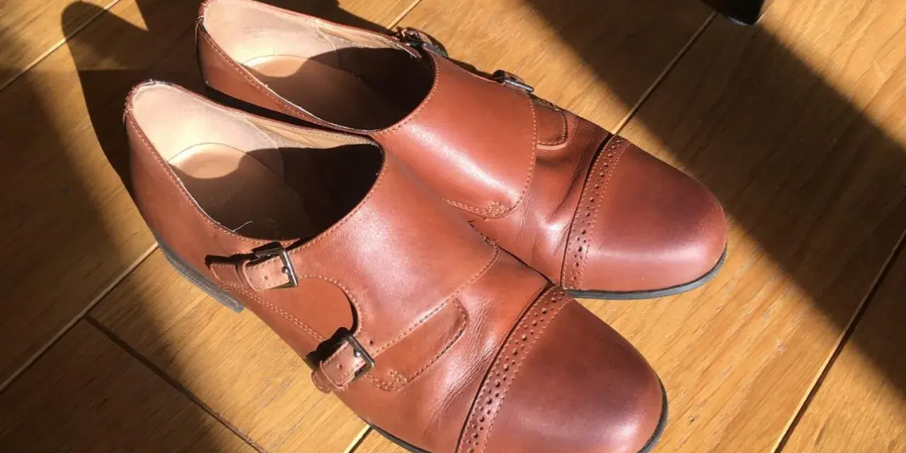 Brązowe, skórzane buty z podwójnymi klamrami, idealne do nauki, jak zdezynfekować buty z lumpeksu.