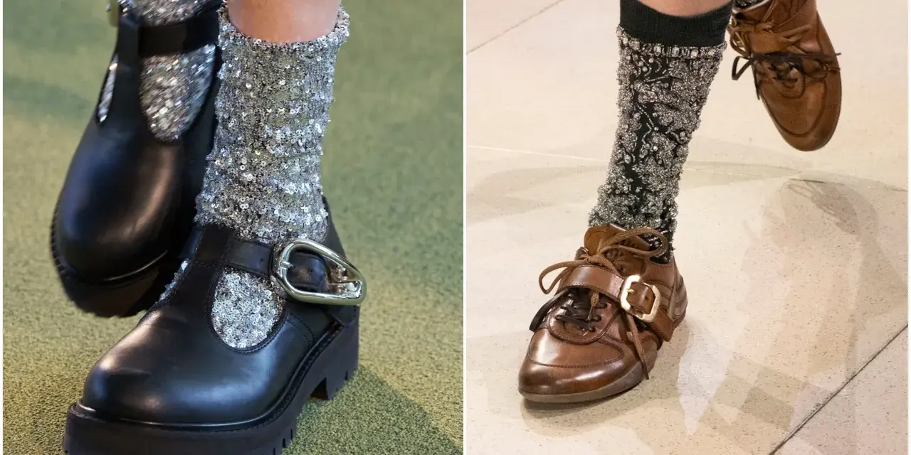 Czarne i brązowe modne buty na jesień z błyszczącymi skarpetkami. Eleganckie i stylowe, idealne na chłodniejsze dni.