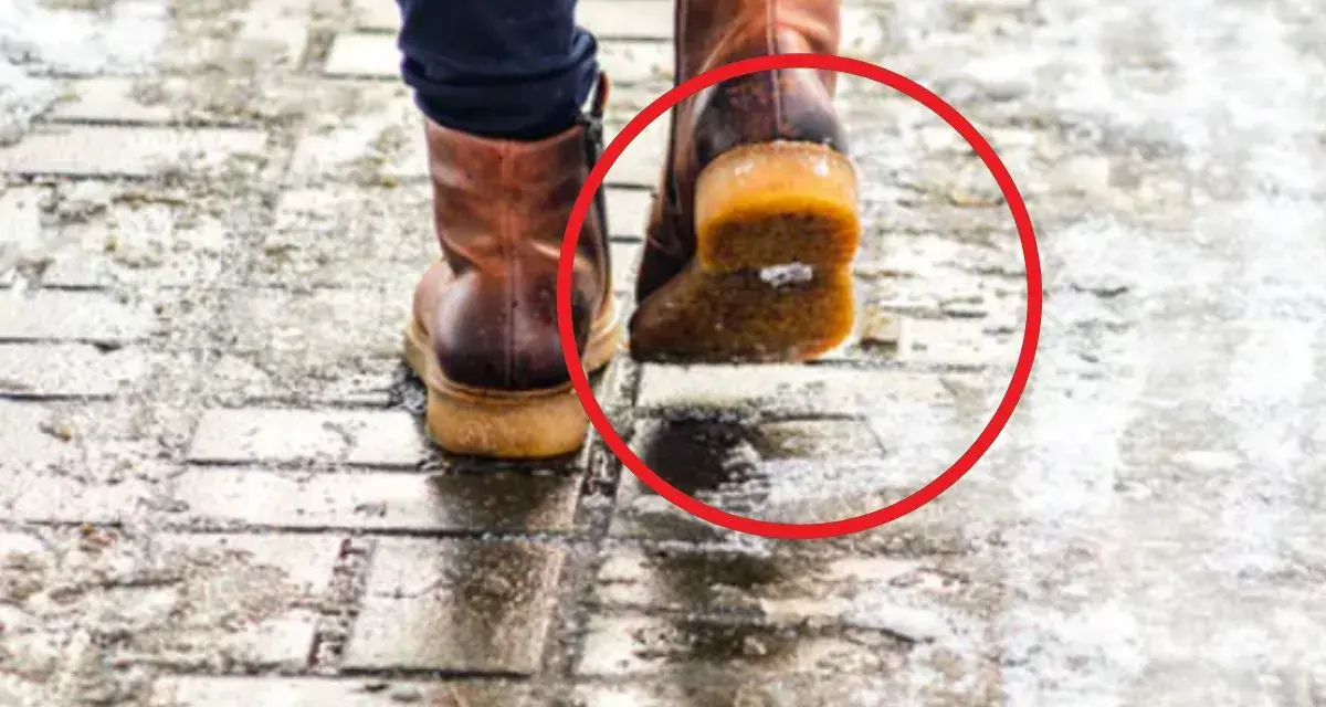 Jak zabezpieczyć buty przed poślizgiem? Na oblodzonym chodniku widać, jak można to zrobić, stosując proste metody.