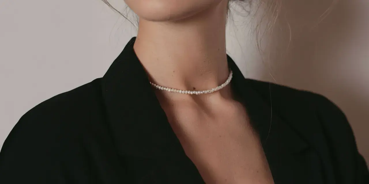 Delikatny naszyjnik z pereł, idealny do eleganckich stylizacji. Dyskretny blask podkreśla szyję.