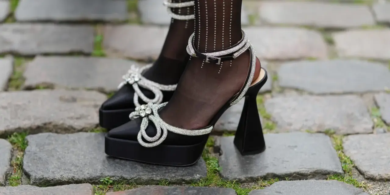Eleganckie buty portugalskie damskie na platformie z ozdobnymi kokardkami z cyrkonii i nietypowym obcasem.