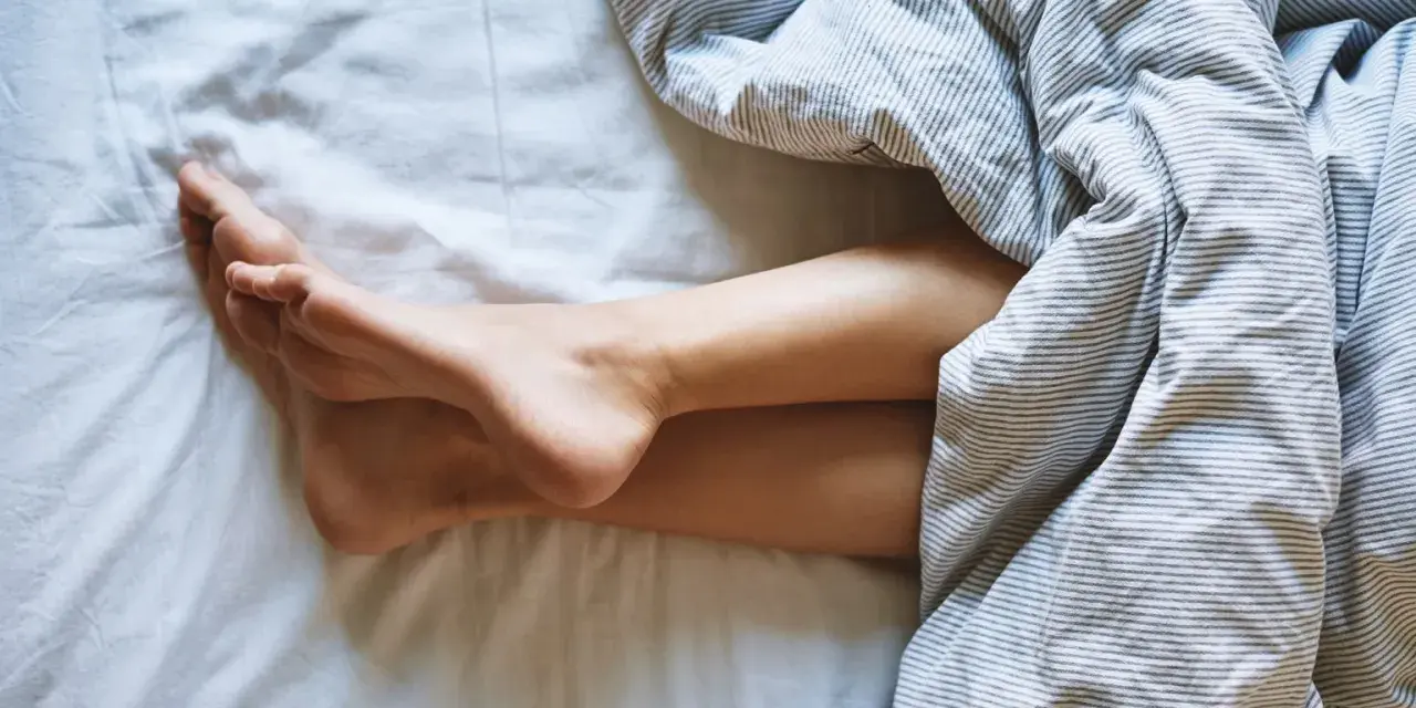 Nogi pod pościelą. Zastanawiasz się, jak często zmieniać piżamę? Czysta pościel to podstawa.