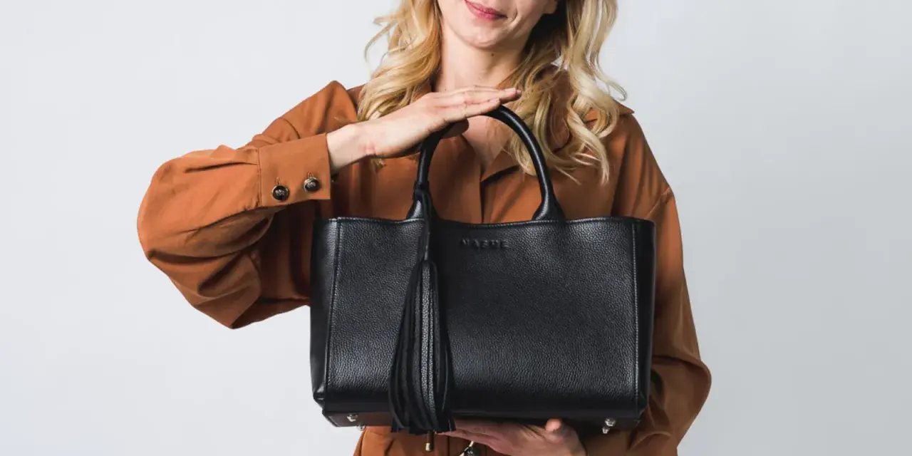 Elegancka, czarna torebka z frędzlem. Klasyka, która zawsze jest modna.