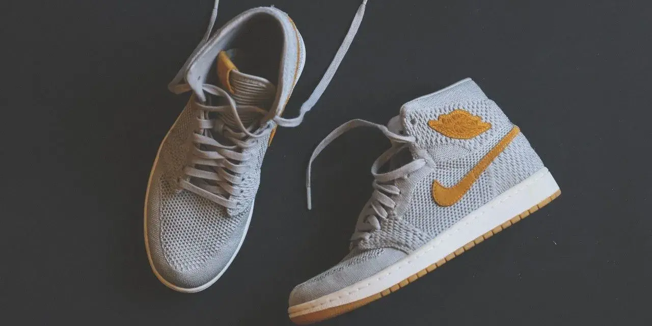 Szare buty sportowe z żółtymi akcentami. Zastanawiasz się, czym zdezynfekować buty?