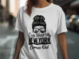 Biała koszulka z napisem "Cute Until My NEW YORK Comes Out" i grafiką okularów z panoramą miasta.