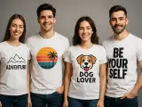 Cztery osoby w białych koszulkach z napisami: "ADVENTURE", zachód słońca z palmą, "DOG LOVER" i "BE YOUR SELF". Możesz taką koszulkę stworzyć!