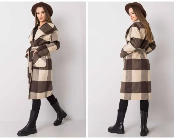 Eleganckie płaszcze w kratę w odcieniach brązu i beżu, idealne na jesienne stylizacje. Modelka prezentuje je z brązowym kapeluszem i czarnymi kozakami.
