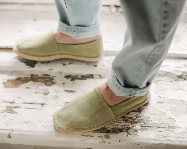 Męskie espadryle w kolorze oliwkowym, idealne do letnich stylizacji z jeansami.