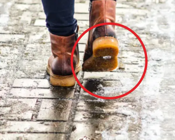 Jak zabezpieczyć buty przed poślizgiem? Na oblodzonym chodniku widać, jak można to zrobić, stosując proste metody.