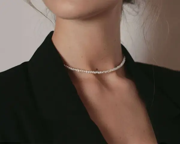 Delikatny naszyjnik z pereł, idealny do eleganckich stylizacji. Dyskretny blask podkreśla szyję.