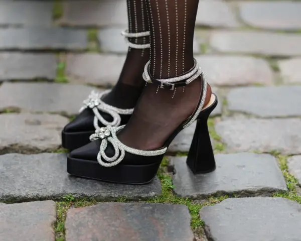 Eleganckie buty portugalskie damskie na platformie z ozdobnymi kokardkami z cyrkonii i nietypowym obcasem.