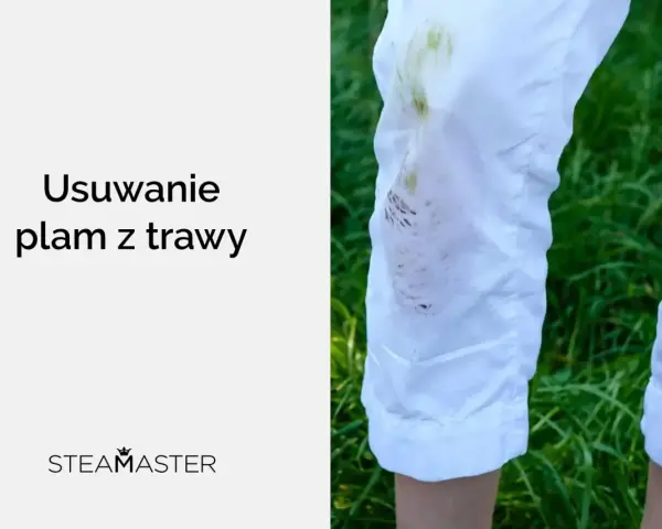 Jak zmyć trawę z butów? Białe spodnie poplamione zielonymi śladami po zabawie na trawie.