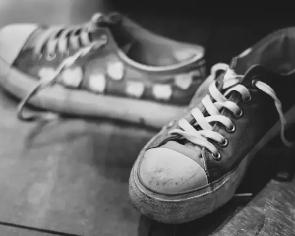 Para nada, jak zafarbować buty domowym sposobem? Te trampki czekają na odświeżenie koloru.