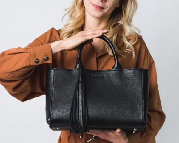 Elegancka, czarna torebka z frędzlem. Klasyka, która zawsze jest modna.
