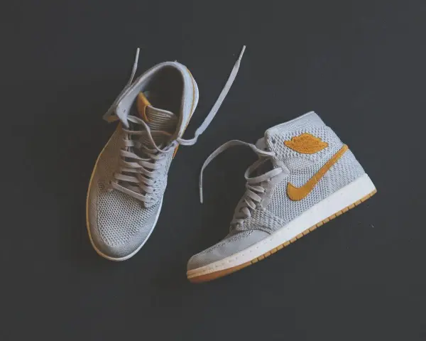 Szare buty sportowe z żółtymi akcentami. Zastanawiasz się, czym zdezynfekować buty?