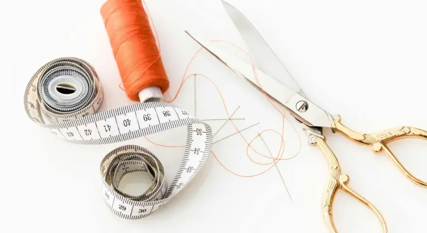 Jak skrócić spodnie dresowe ze ściągaczem i uniknąć błędów w przeróbkach
