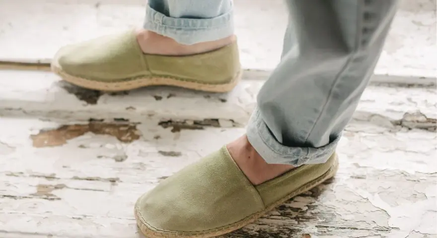 Męskie espadryle w kolorze oliwkowym, idealne do letnich stylizacji z jeansami.
