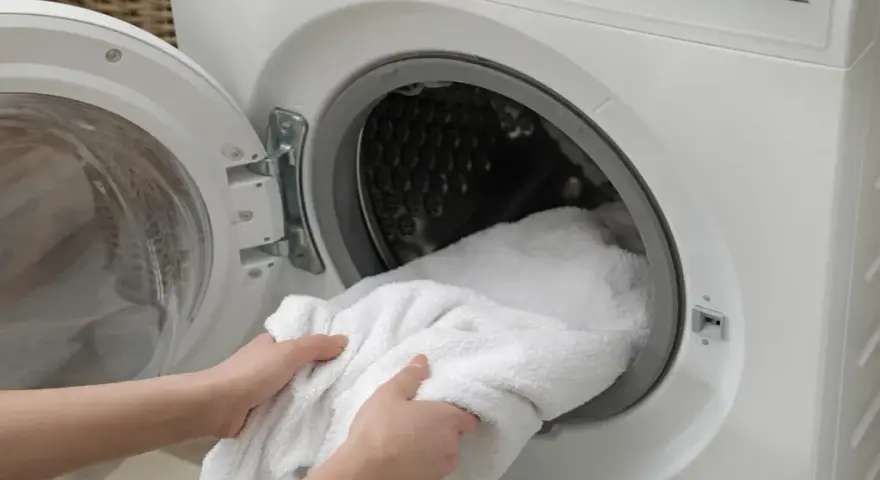 Jak wybielić zszarzałą bluzkę? Skuteczne metody na odzyskanie bieli