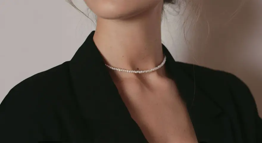 Delikatny naszyjnik z pereł, idealny do eleganckich stylizacji. Dyskretny blask podkreśla szyję.