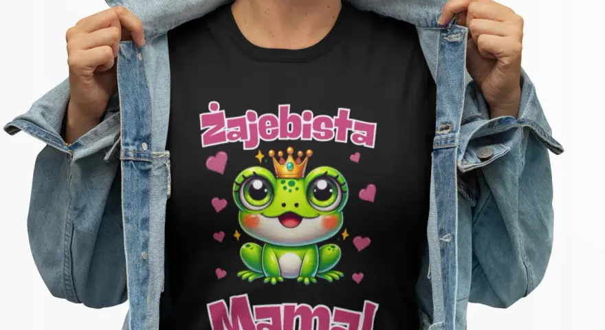 Czarna koszulka na Dzień Mamy z uroczą żabką w koronie i napisem "Zajebista Mama!". Idealny prezent dla każdej super mamy.