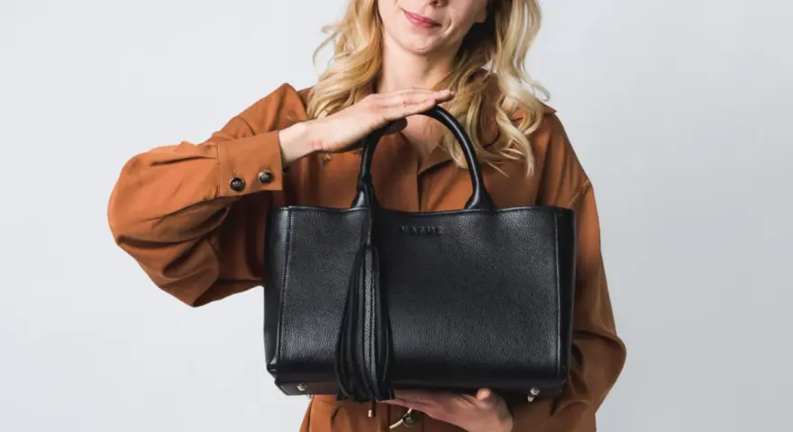 Elegancka, czarna torebka z frędzlem. Klasyka, która zawsze jest modna.
