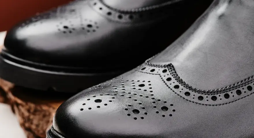 Eleganckie, czarne buty zimowe do garnituru z perforacją. Idealne na chłodne dni, gdy chcesz wyglądać stylowo.