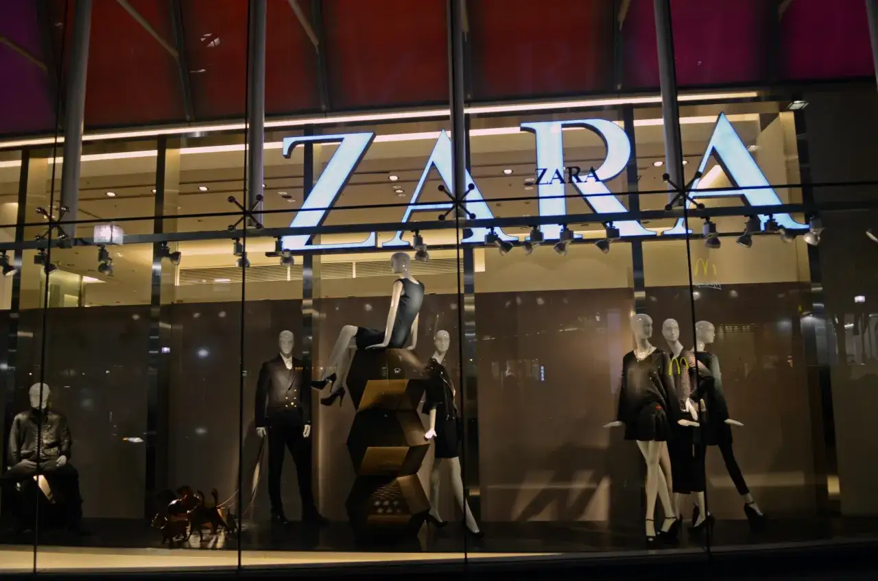 Manekiny w witrynie sklepu ZARA, znanej firmy odzieżowej, prezentują najnowsze trendy.