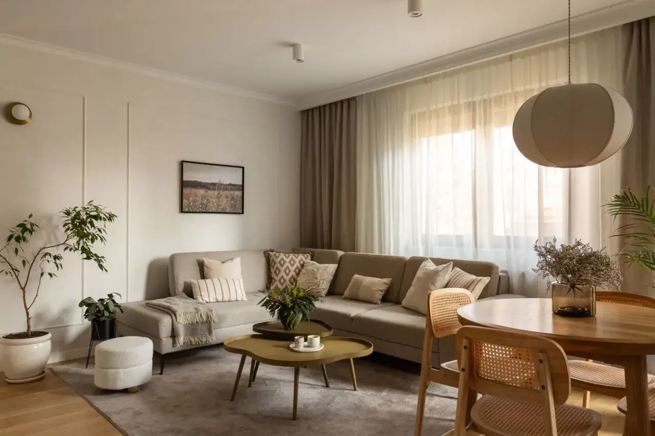 Przytulny salon z sofą w kolorze cappuccino, którą można łączyć z beżami, zielenią i złotem.