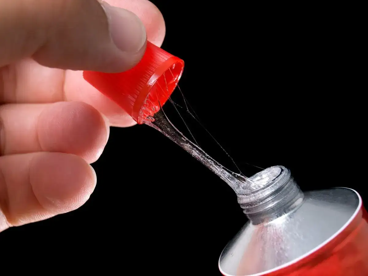 Klej super glue wycieka z tubki. Dowiedz się, jak usunąć super glue z ubrań, gdy zdarzy się wypadek.