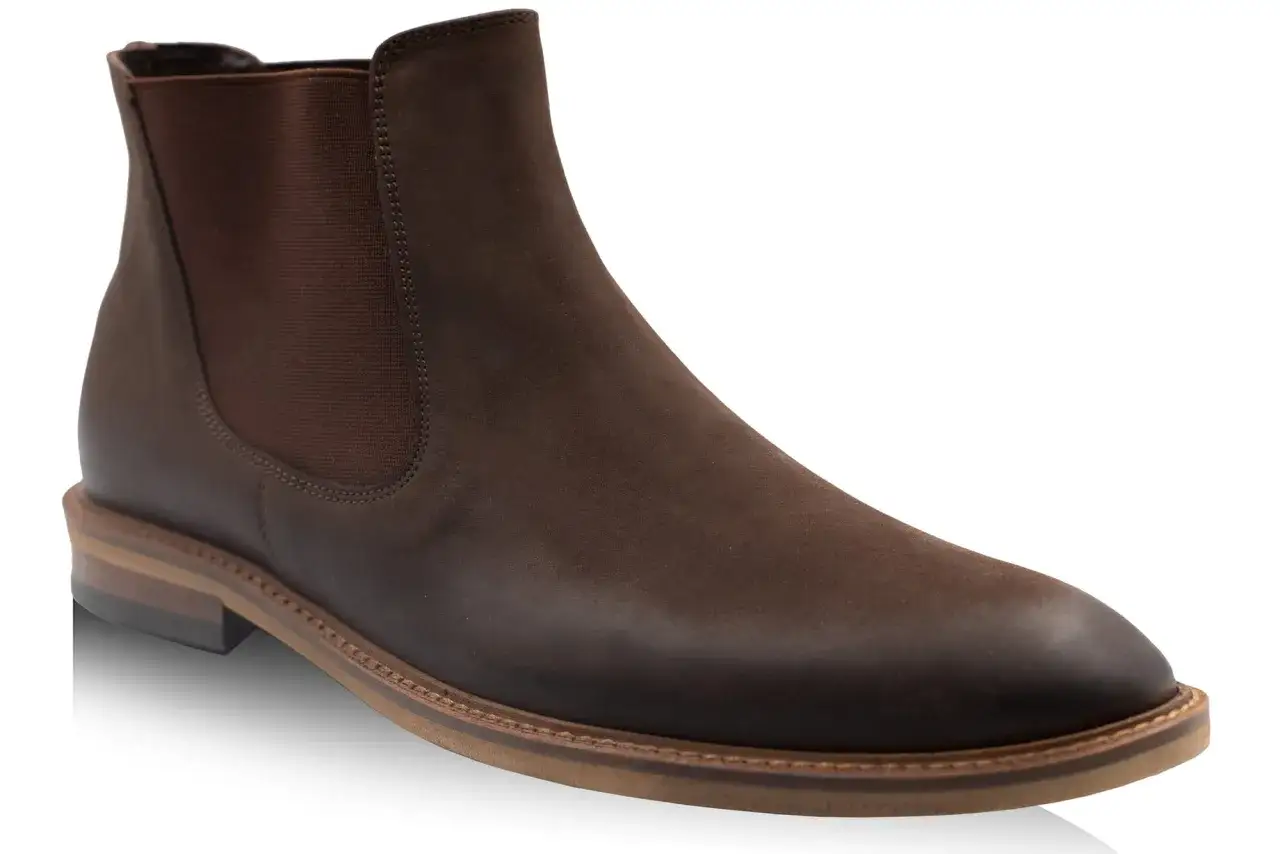Eleganckie, brązowe buty zimowe do garnituru, wykonane ze skóry, z elastycznymi wstawkami po bokach.