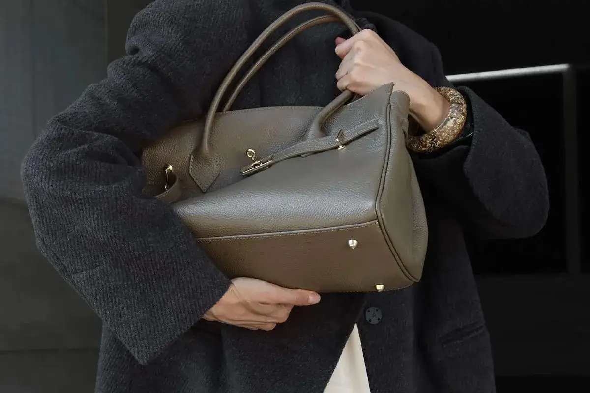 Elegancka, szara torebka damska, idealna dopełnienie stylizacji. To jedna z najmodniejszych torebek damskich, która podkreśli Twój styl.