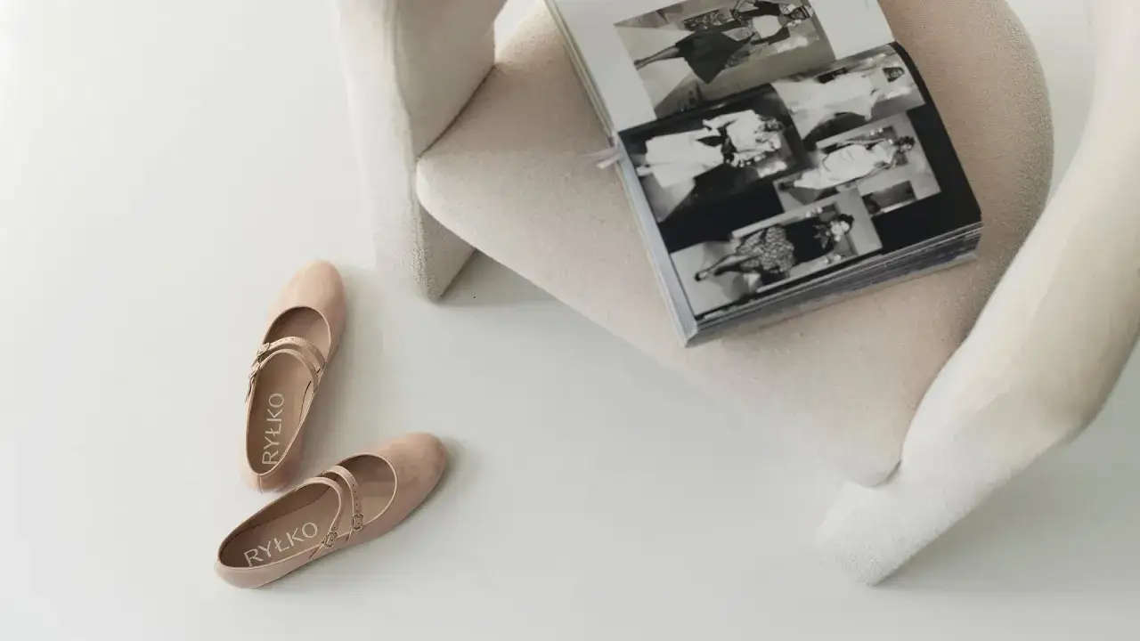 Eleganckie baleriny Ryłko na jasnym tle. Zastanawiasz się, jak zmiękczyć buty na pięcie? Te buty są idealne na co dzień.