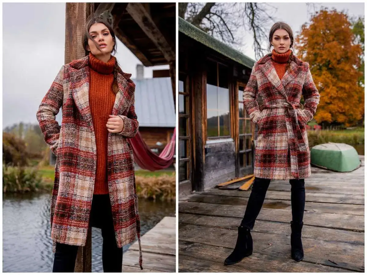 Eleganckie płaszcze w kratę, idealne na jesienne dni. Modelka prezentuje je na tle drewnianej chatki i jesiennej przyrody.