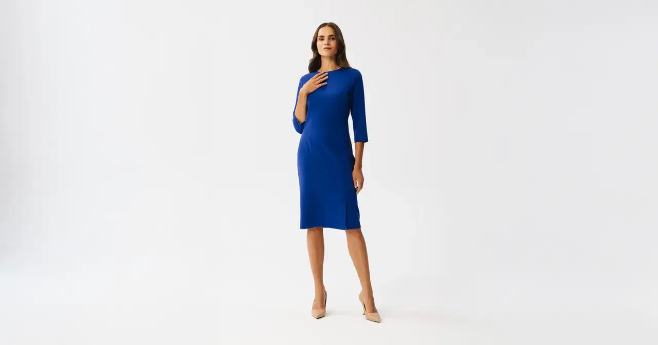 Elegancka kobieta w chabrowej sukience i beżowych szpilkach. Idealne buty do chabrowej sukienki na specjalne okazje.