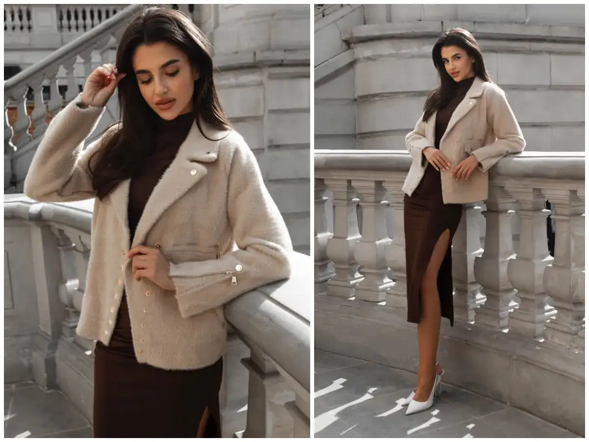 Elegancka kobieta prezentuje modne kurtki na jesień. Kremowa, krótka kurtka z ozdobnymi guzikami i zamkami, idealna na chłodniejsze dni.
